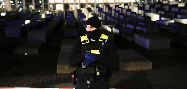 Ein Polizist bewacht das abgesperrte Holocaust-Mahnmal