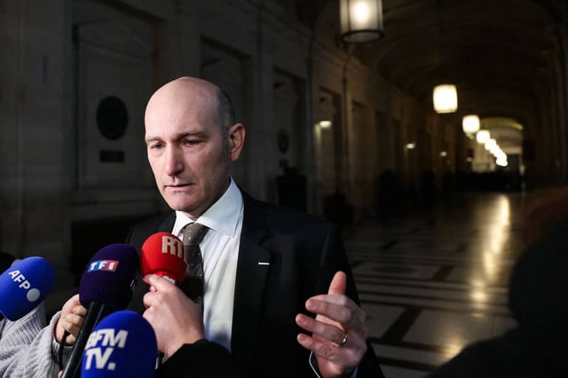 Le journaliste français et ex-otage en Syrie Nicolas Henin, lors du premier jour du procès de Mehdi Nemmouche, le 17 février 2025 près de la cour d'assises spéciale de Paris.
