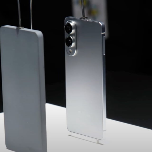 Galaxy S25 Edge design shown at the Galaxy S25 Unpacked launch event.