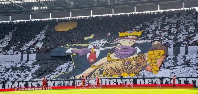 Das umstrittene Plakat beim Spiel des 1. FC Köln gegen Fortuna Düsseldorf