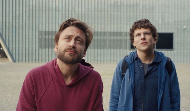 Même si "A Real Pain" souligne trop les oppositions entre ces deux personnages et souffre d’un écrasant "surmoi Woody Allen", le film, audacieux et casse gueule, invite à un voyage stimulant dans les méandres du souvenir et de l’identité.