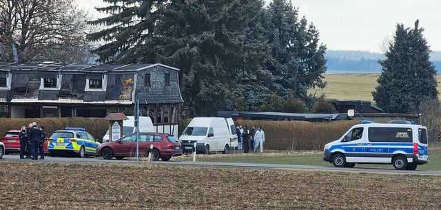 Die Polizei am Tatort in Neumark im Vogtland