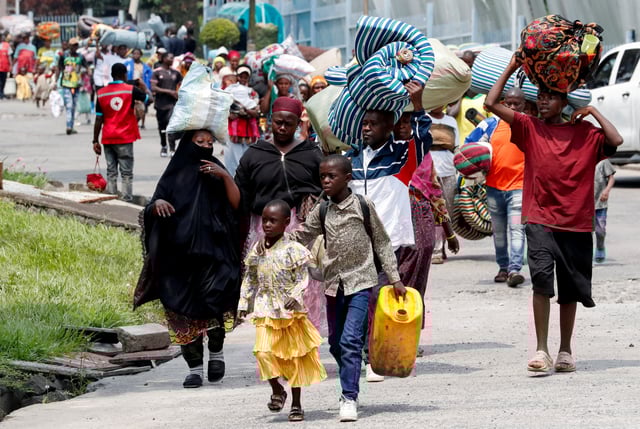 Congolese civilians who fled from Goma, in eastern Democratic Republic of the Congo, following clashes between M23 rebels and the Armed Forces of the Democratic Republic of the Congo (FARDC), carry their belongings as they walk towards the Grand Barrier crossing point to return home, in Gisenyi, Rubavu district, Rwanda, January 30, 2025. REUTERS/Thomas Mukoya/File Photo