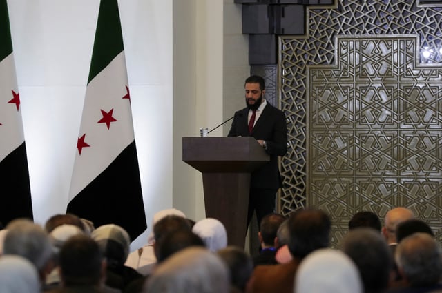 Le président syrien par intérim Ahmad el-Charaa, mardi, lors de la Conférence de dialogue national organisée dans le palais présidentiel de Damas.