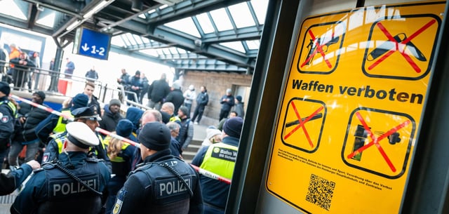 „Waffen verboten" steht auf einem Schild am Hamburger Hauptbahnhof