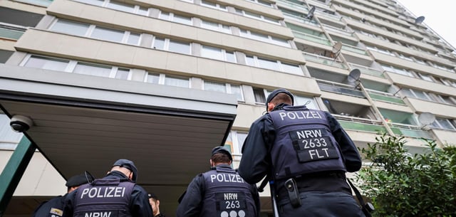 Polizisten am Problem-Hochhaus „Weißer Riese“ im Duisburger Stadtteil Homberg (Archiv)