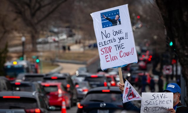 Des manifestants protestent lors d’une conférence de presse du Doge, à Washington, ce mardi 25 février.