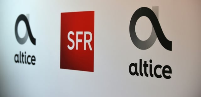 Logos d'Altice et SFR, lors d'une conférence de presse d'Altice France à Paris le 11 avril 2019