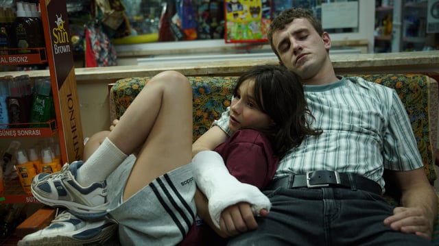 (L-R) Frankie Corio and Paul Mescal in Aftersun
