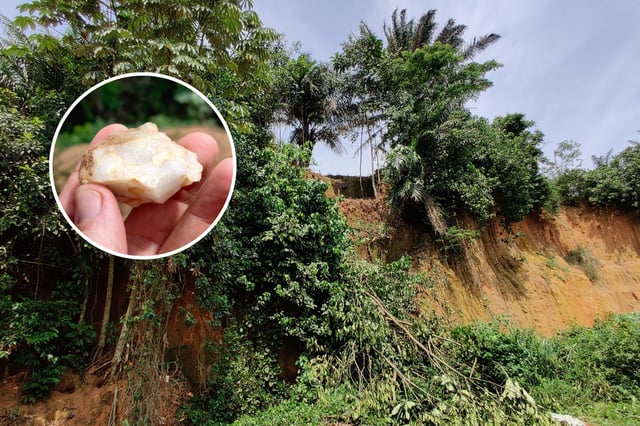 Bété I and, inset, a stone tool