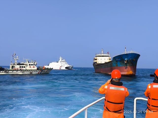 Taiwan&#39;s coast guard prepares to board the Togo-registered vessel &#34;Hong Tai&#34; off the coast of Tainan City after a submarine communications cable was cut.