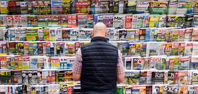 Ein Mann steht vor einem Zeitschriftenregal (Archivbild)
