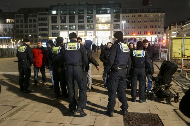 Die CDU in Hamburg steckt immer noch im Wahlkampf. Dabei hofft sie, noch kurzfristig mit dem Vorstoß, die ganze Metropole zur Waffenverbotszone zu machen, beim Wähler zu punkten. Das ist nicht nur zu kurz gedacht, sondern auch gefährlich für den Rechtsstaat. Polizisten kontrollieren Personen die zum Jungfernstieg wollen Drohneneinsatz der Polizei am Jungferstieg zur Überwachung der Feuerwerksverbotszone Hinweisbann der Verbote Zahlreiche Einsaetze fuer die Polizei und die Feuerwehr zum Jahreswesel in der SilvesternachtViel Arbeit für die Polizei und die Feuerwehr Hamburg 01.Januar 2025 Mülleimerbrände, Drohneneinsätze und Personenkontroillen Auch zum diesjährigen Jahreswechsel 2024 / 2025 hattte die Feuerwehr und die Polizei in Hamburg viel zu tun. Polizisten patroullieren am Hamburger Jungfernstieg: Pauschale Verbote führen nicht automatisch zu mehr Sicherheit. Foto: picture alliance / ABBfoto | -