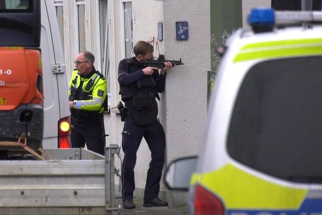 Polizisten sind im Einsatz. In der Nähe des Landgerichts von Bielefeld gibt es einen großen Polizeieinsatz. Das bestätigte eine Sprecherin der dortigen Polizei. Wie die «Bild»-Zeitung berichtet, sollen dort Schüsse gefallen sein. Es gebe Verletzte. Dazu konnte die Sprecherin zunächst keine Angaben machen.