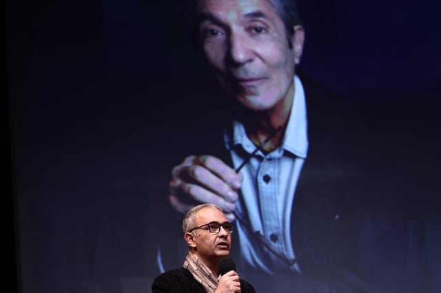 L’écrivain et journaliste algérien Kamel Daoud prononce un discours lors d’une manifestation de soutien à l’écrivain franco-algérien Boualem Sansal à l’Institut du Monde Arabe de Paris; à Paris, le 18 février 2025.