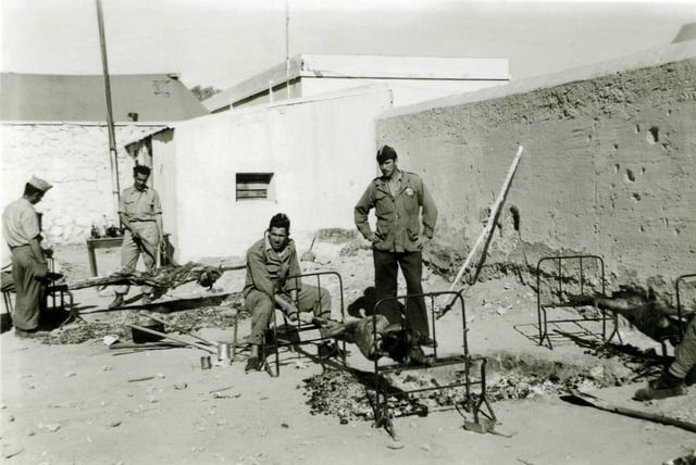 Des soldats français et harkis en Algérie, entre 1958 et 1962. Photo issue d'archives familiales.