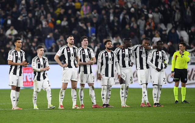 Soccer Football - Coppa Italia - Quarter Final - Juventus v Empoli - Allianz Stadium, Turin, Italy - February 26, 2025 Juventus players line up during the penalty shootout REUTERS/Massimo Pinca