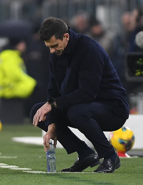 Soccer Football - Coppa Italia - Quarter Final - Juventus v Empoli - Allianz Stadium, Turin, Italy - February 26, 2025 Juventus coach Thiago Motta reacts REUTERS/Massimo Pinca