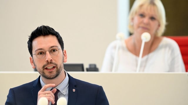 Dennis Hohloch (l.) hat Ministerpräsident Dietmar Woidke (SPD) mit harscher Sprache provoziert. Landtagspräsidentin Ulrike Liedtke (r.) sprach einen Ordnungsruf aus. (Archivbild)