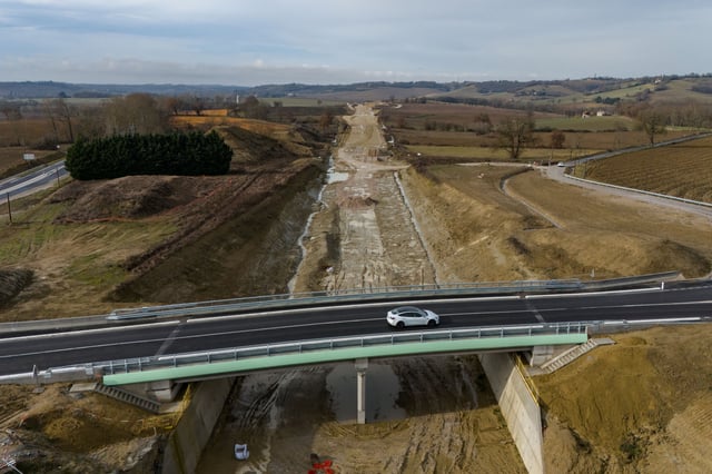 Si les travaux doivent être suspendus dans l’attente d’une nouvelle décision judiciaire, ils avaient déjà bien avancé, avec 70% des 200 ouvrages terminés et 50% du terrassement sur les 53 km d’autoroute.
