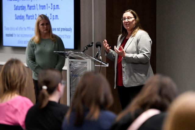 Kinderärztinnen Amy Thompson und Lara Johnson (von li.) während einer Pressekonferenz in Lubbock