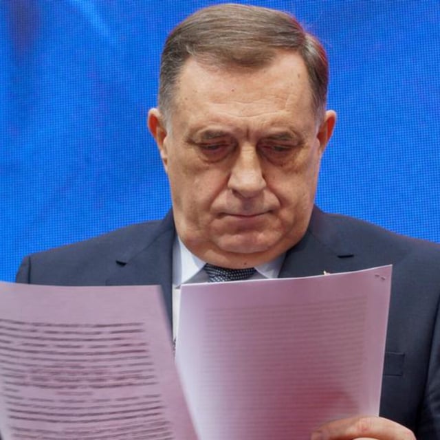 Milorad Dodik liest das Urteil nach dessen Verkündung durch das Bundesgericht