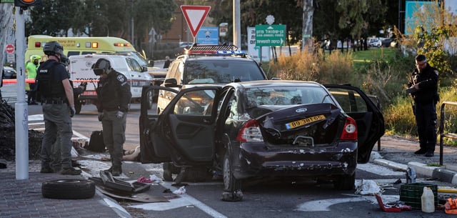 Israelische Sicherheitskräfte inspizieren das Tatfahrzeug