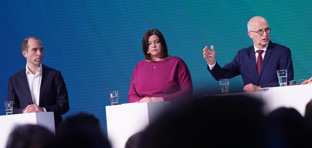 Die Herausforderer Dennis Thering (CDU, l) und Katharina Fegebank (Grüne, M) im Rededuell mit Bürgermeister Peter Tschentscher (SPD, r)