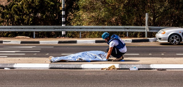 Ein Israeli bedeckt die Leiche nach dem Hamas-Angriff am 7. Oktober 2023