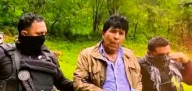 Der Drogenhändler Rafael Caro Quintero (M) wurde tief in den Bergen Mexikos festgenommen