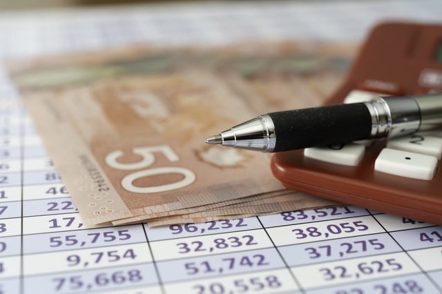 Canadian Dollar Notes on spreadsheet with Calculator - Calculate profits