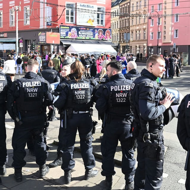 Die Polizei im Einsatz an Weiberfastnacht (27. Februar 2025) auf der Zülpicher Straße: Es gab unter anderem zwei Vergewaltigungen in Köln.