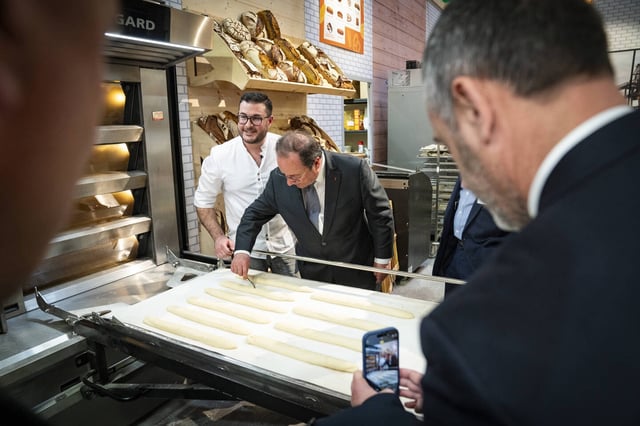 Le député François Hollande lors de sa visite au Salon de l'agriculture, Porte de Versailles à Paris, le 27 février 2025.