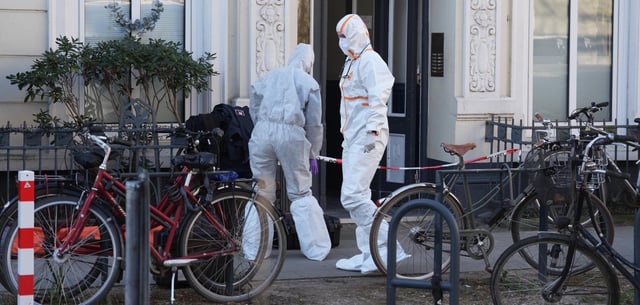 Mitarbeiter der Spurensicherung der Polizei vor dem Mehrfamilienhaus, in dem der 25-Jährige seine Mutter tötete