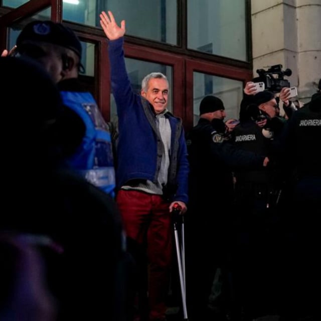 Der rechtsextrem-esoterische, prorussische rumänische Politiker Calin Georgescu zeigt nach seiner Vernehmung am 26.02.2025 in Bukarest die Elon-Musk-Geste, die dem Hitlergruß ähnelt