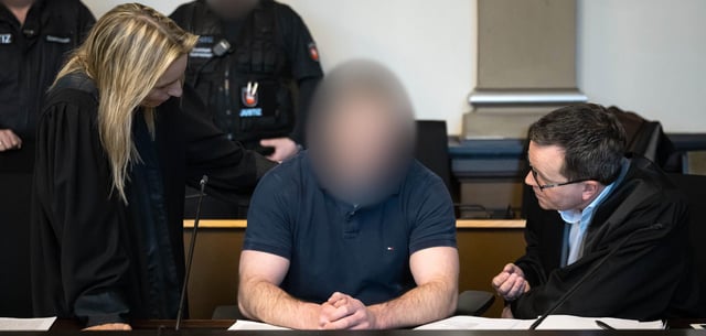 Der Angeklagte im Gerichtssaal vom Landgericht Verden