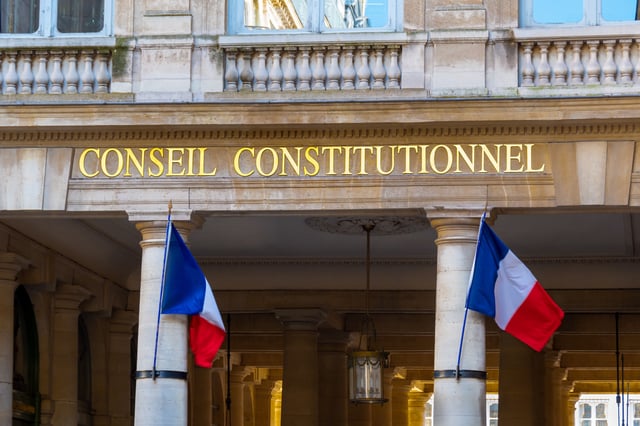 L’article prévoit que la prise de rendez-vous puisse être subordonnée à une pré-autorisation bancaire permettant le paiement de la pénalité.