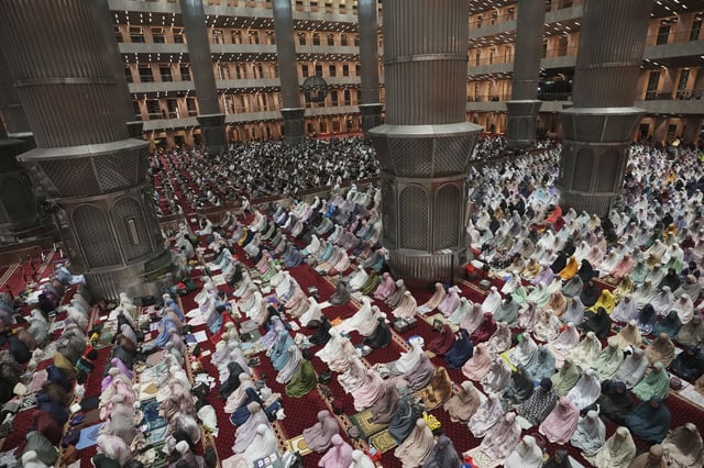 Indonesian Muslims perform an evening prayer called 'tarawih' marking the first eve of the holy fasting month of Ramadan, at Istiqlal Mosque in Jakarta, Indonesia, Friday, Feb. 28, 2025. (AP Photo/Achmad Ibrahim)