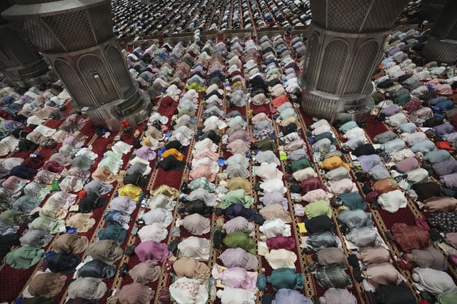 Indonesian Muslims perform an evening prayer called 'tarawih' marking the first eve of the holy fasting month of Ramadan, at Istiqlal Mosque in Jakarta, Indonesia, Friday, Feb. 28, 2025. (AP Photo/Achmad Ibrahim)