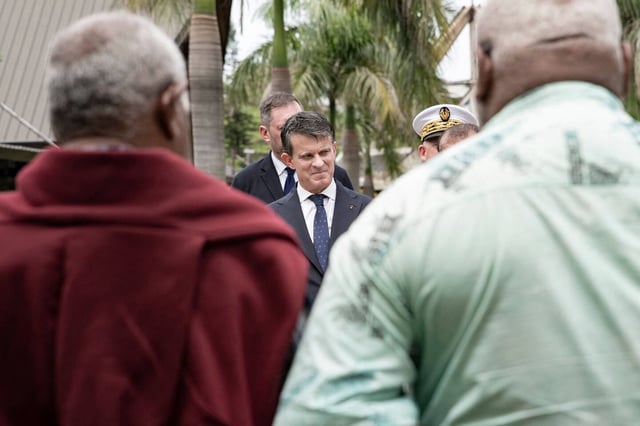 Manuel Valls à Nouméa, le 22 février.