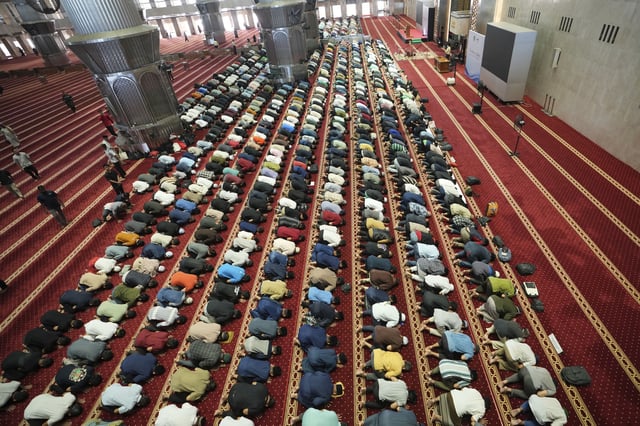 Indonesian muslims pray during the first day the holy fasting month of Ramadan at Istiqlal mosque in Jakarta, Indonesia, Saturday, March 1, 2025. (AP Photo/Achmad Ibrahim)