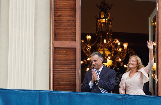 Uruguay's new President Yamandu Orsi and Uruguay's new Vice President Carolina Cosse gesture at the balcony, in Montevideo, Uruguay March 1, 2025. REUTERS/Andres Cuenca