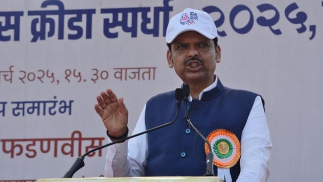 Chief minister Devendra Fadnavis on Saturday attended the closing ceremony of the Maharashtra State Police Sports Tournament in Thane. (Praful Gangurde /HT Photo)