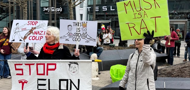 Demonstration gegen Elon Musk vor einem Tesla-Geschäft in Boston