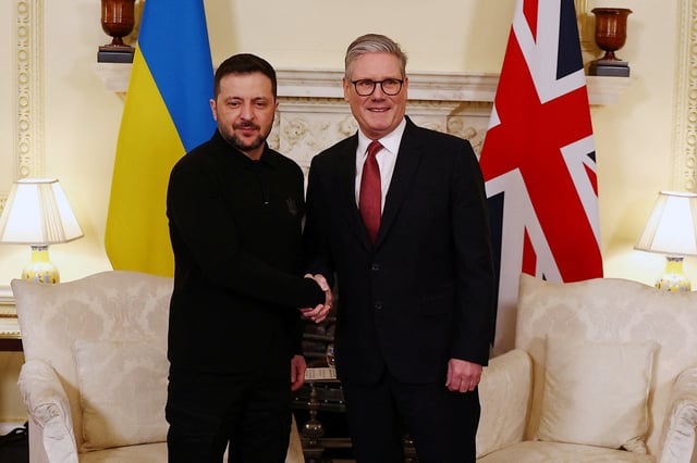 Le premier ministre britannique, Sir Keir Starmer, et le président ukrainien, Volodymyr Zelenskiy, se serrent la main lors d’une réunion bilatérale au 10 Downing Street le 1er mars 2025 à Londres, en Angleterre. Le président ukrainien est arrivé à Londres samedi pour rencontrer le premier ministre britannique avant un sommet des dirigeants européens dimanche.