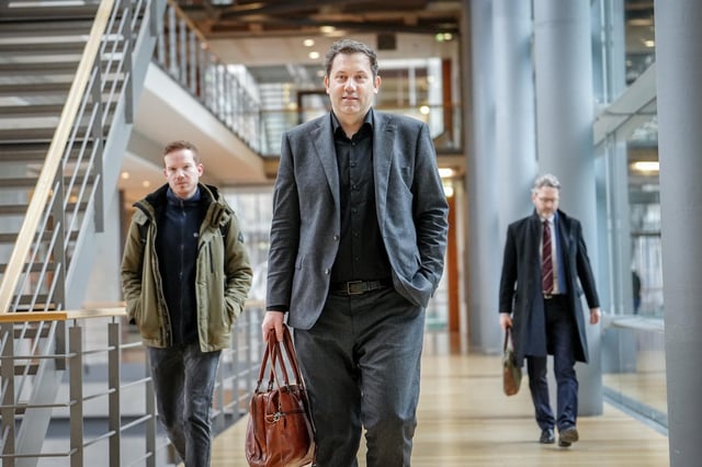 Lars Klingbeil auf dem Weg zum Gespräch mit der Union