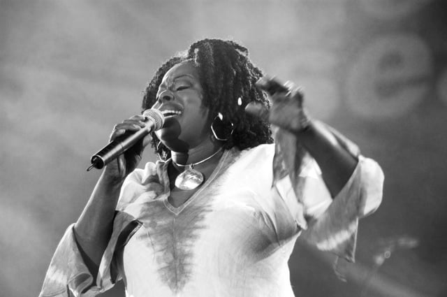 Angie Stone en concert à Amsterdam en 2002.