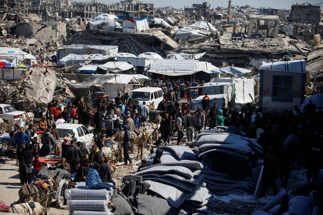 Des Palestiniens se rassemblent pour recevoir l’aide fournie par l’UNRWA, y compris des fournitures alimentaires, après qu’Israël a déclaré avoir cessé l’entrée de l’aide humanitaire dans la bande de Gaza, devant un centre de distribution, au camp de réfugiés de Jabalia dans le nord de la bande de Gaza