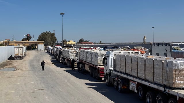 Des camions transportant de l’aide attendent, dimanche en Égypte, au poste frontière de Rafah, de pouvoir se rendre dans la bande de Gaza, après qu’Israël a suspendu l’entrée des convois humanitaires dans l’enclave palestinienne.