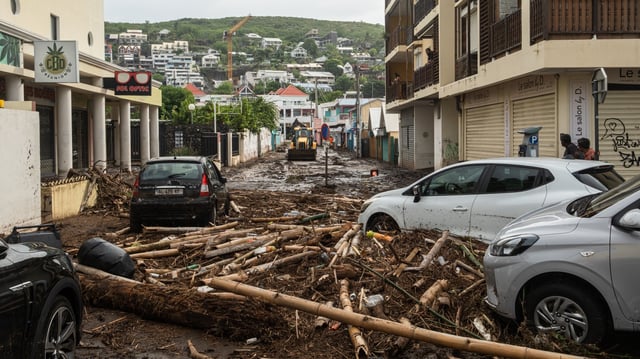 Vingt-quatre heures après le passage du cyclone Garance, on peut constater les dégâts dans le centre-ville de Saint-Gilles-les-Bains, à La Réunion, samedi.
